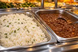 Arroz e feijão no buffet